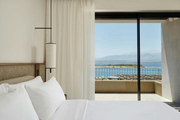 Habitación de lujo con cama doble y vistas al mar Mediterráneo en JW Marriott Crete Resort & Spa