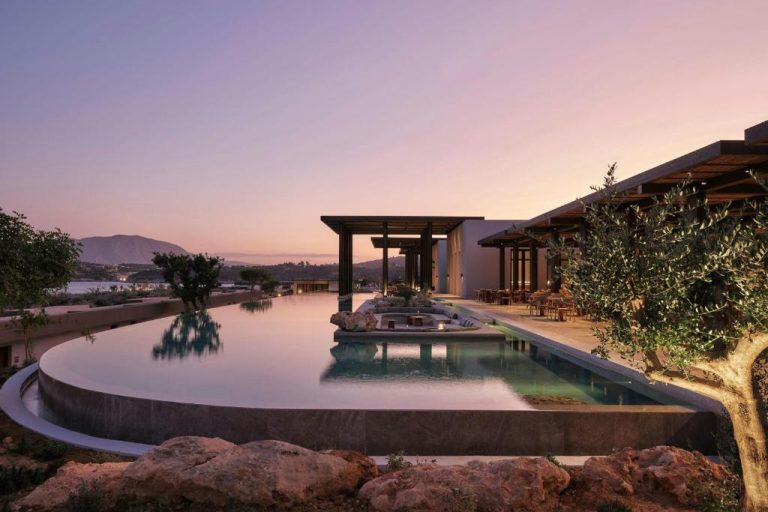 Piscina infinita al atardecer con vistas al mar en el JW Marriott Crete Resort & Spa