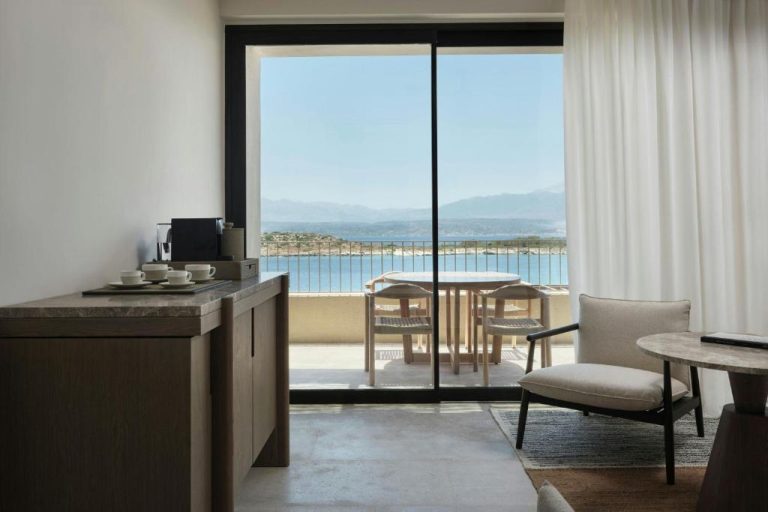 Habitación con terraza y vistas al mar en JW Marriott Crete Resort & Spa, con cafetera y sillas