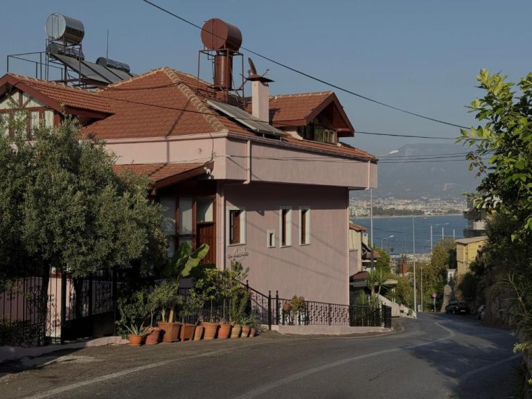 Fachada exterior de Casa Vagabundo Adults Only con vistas al mar Mediterráneo y carretera de acceso