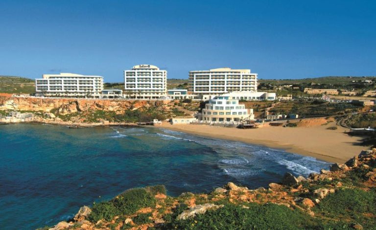 Vista aérea del Radisson Blu Resort Malta Golden Sands con playa de arena y aguas turquesas