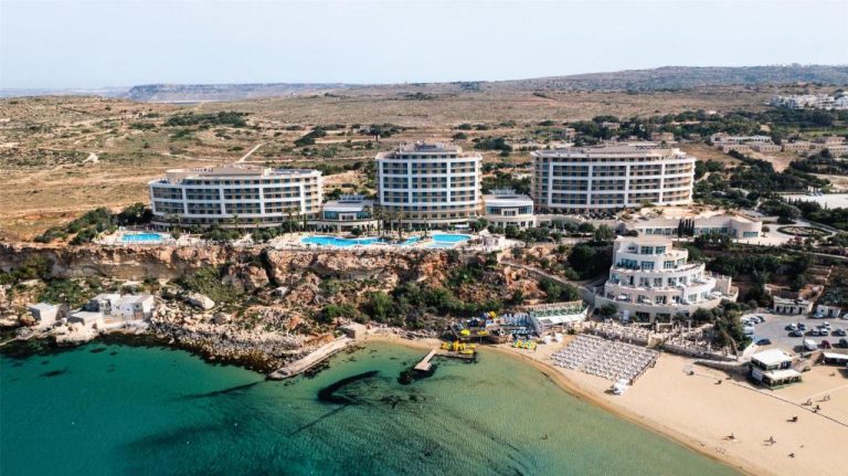 Vista aérea del Radisson Blu Resort & Spa Malta Golden Sands con piscinas exteriores y playa