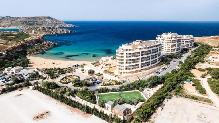 Vista aérea del Radisson Blu Resort & Spa Malta Golden Sands con playa de arena y mar turquesa