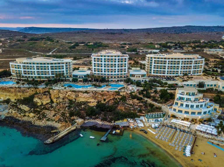 Vista aérea del Radisson Blu Resort & Spa Malta Golden Sands con piscinas exteriores y playa privada