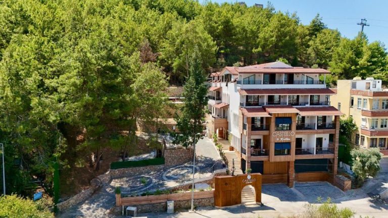 Vista aérea de la fachada exterior del Castello by Mediterra Hotel rodeado de vegetación y árboles