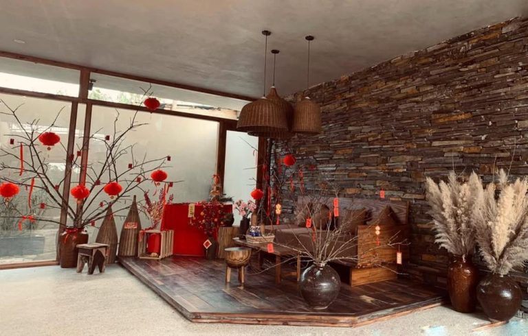 Lobby del MăngDiang Boutique Hotel decorado con linternas rojas y ramas para el Año Nuevo Chino
