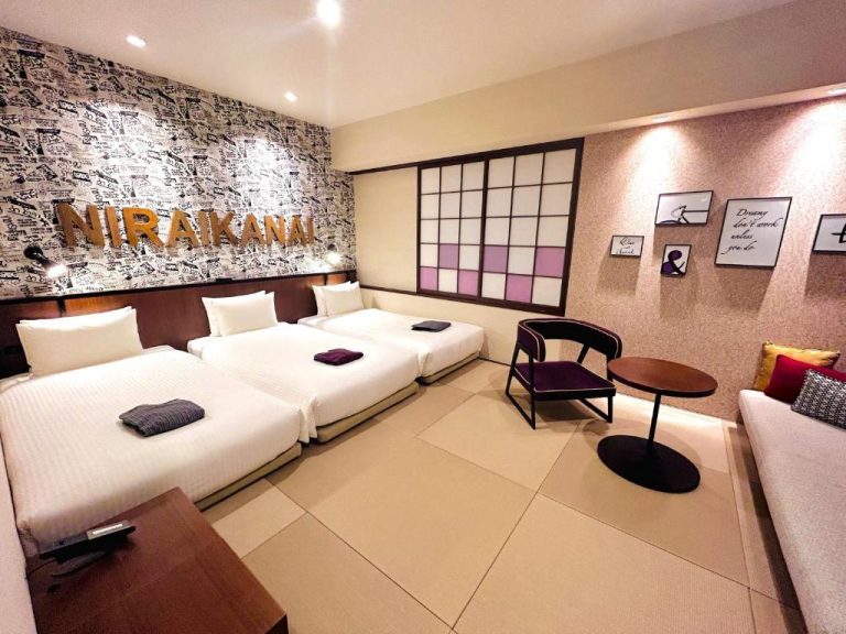 Habitación triple con decoración japonesa y shoji en PROSTYLE RYOKAN Naha Kenchou Mae