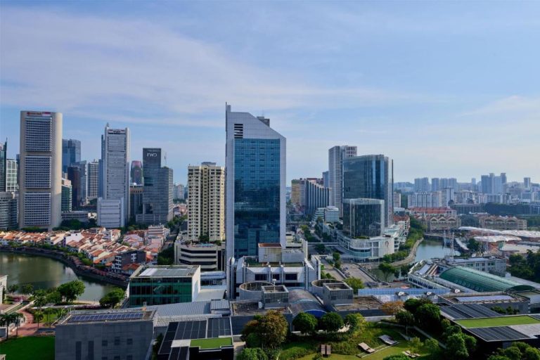 Vista panorámica del skyline de Singapur desde el Wyndham Singapore Hotel con rascacielos y río