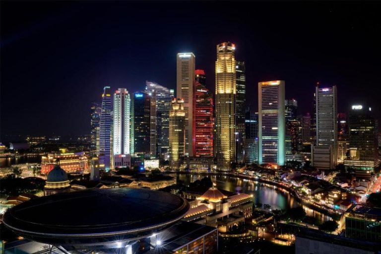 Vista panorámica nocturna del skyline de Singapur desde el Wyndham Singapore Hotel con rascacielos iluminados