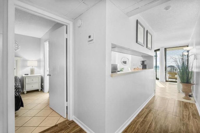 Pasillo interior con cocina americana y vistas al mar del Sunbird of Panama City Beach 503E