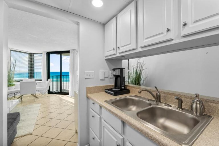 Cocina equipada con vistas al mar desde el salón en Sunbird of Panama City Beach 503E