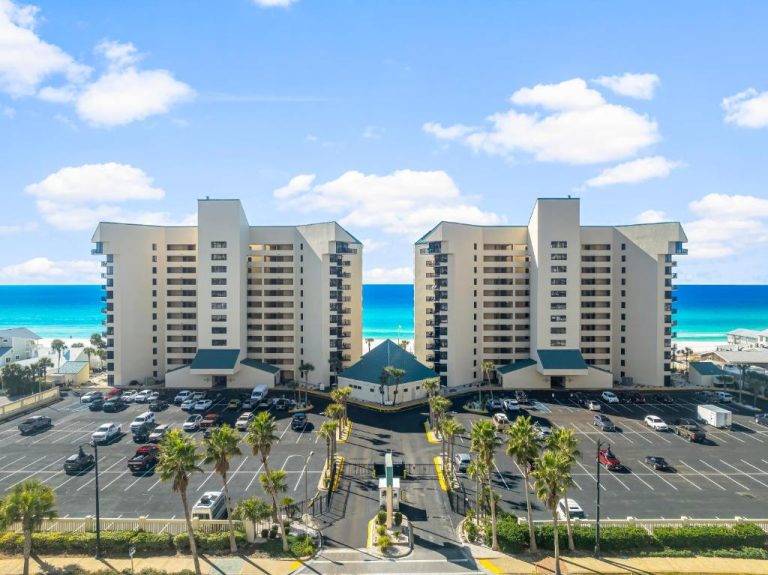 Vista aérea del Sunbird of Panama City Beach con torres de apartamentos frente al mar y aparcamiento