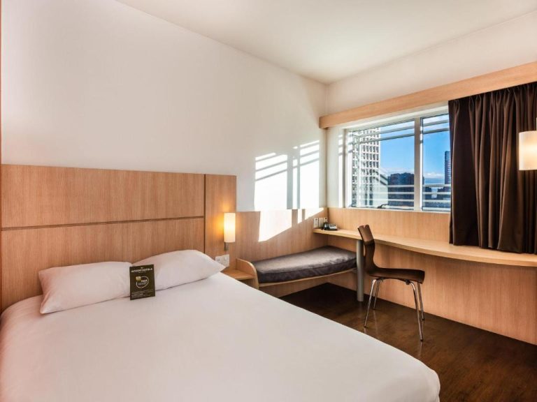 Habitación doble con escritorio y vista a la ciudad en el Hotel ibis Bogotá Museo