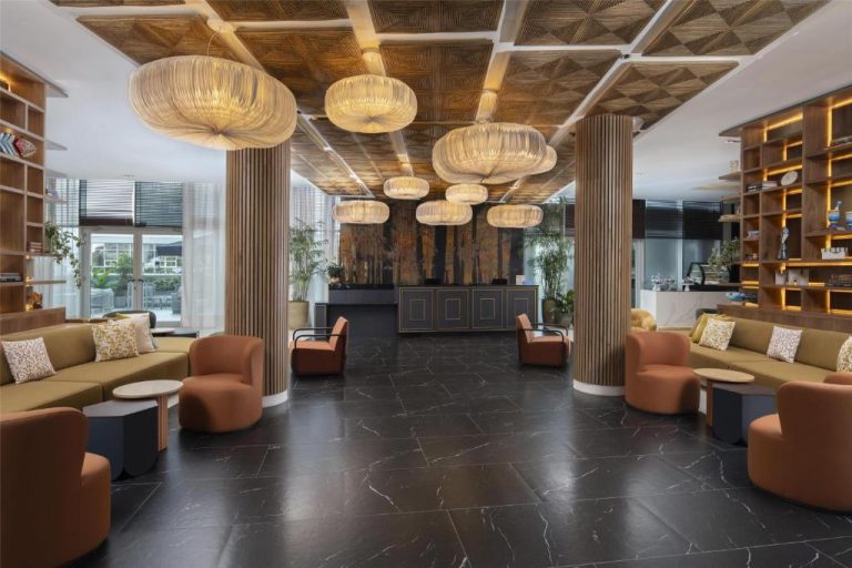 Elegante lobby del Hyatt Centric Santo Domingo con lámparas artesanales y sofás en tonos tierra
