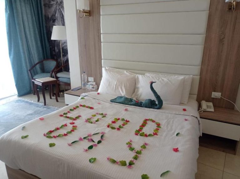 Habitación romántica con pétalos de flores y cisne decorativo en Jewel Sharm El Sheikh Hotel