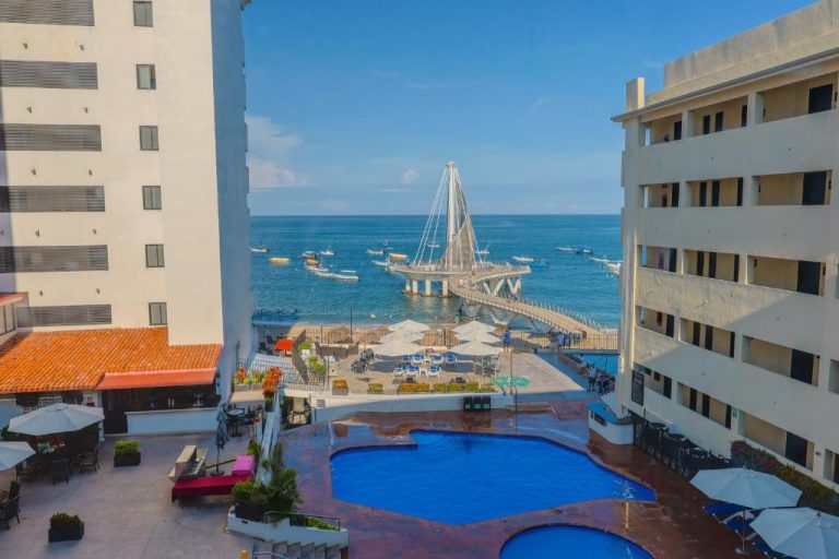 Piscina exterior y muelle Los Muertos del Delfin Beachfront Resort en Puerto Vallarta con vista al mar
