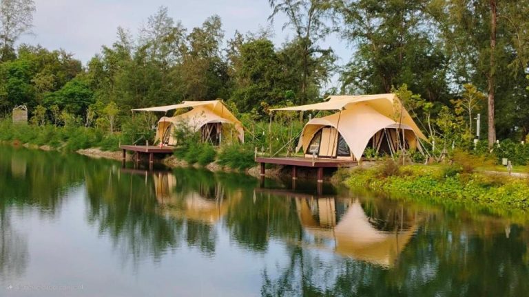 Tiendas de glamping de lujo sobre plataformas junto al lago en Camp Cayla COASTA rodeadas de naturaleza