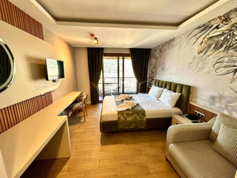 Habitación doble deluxe con cama matrimonial y balcón con vistas en Castello by Mediterra Hotel