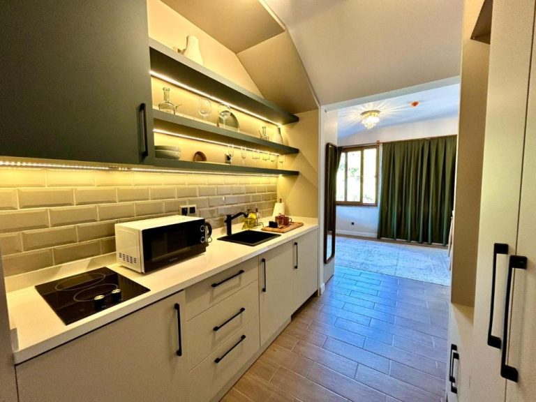 Cocina equipada con microondas y encimera de inducción en Castello by Mediterra Hotel