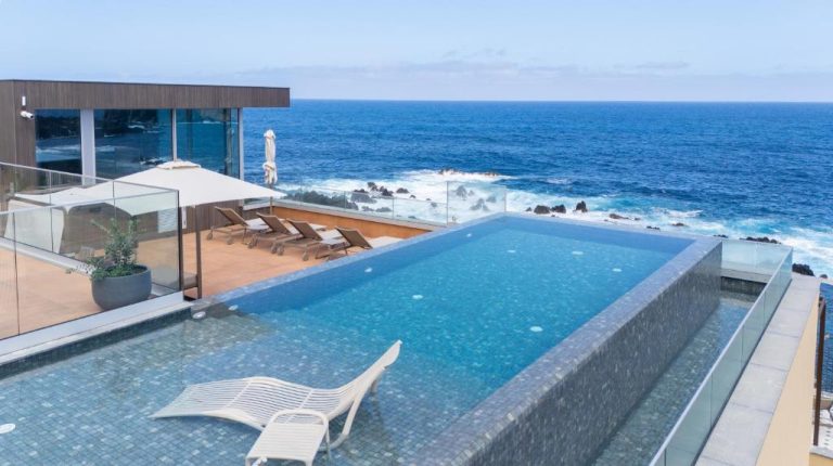 Piscina infinita con vistas al océano Atlántico en el hotel Aqua Natura Madeira