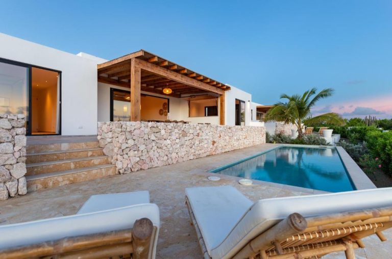 Piscina privada con tumbonas de bambú y terraza de piedra en Luxury Villa de 8 personas