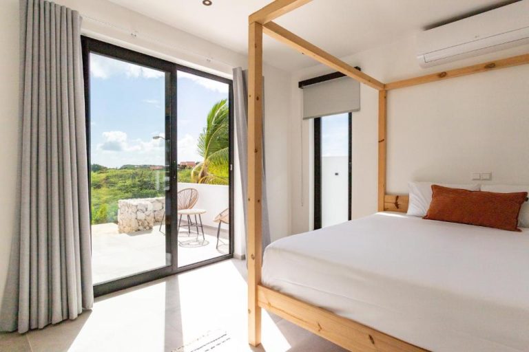 Habitación doble con cama de dosel de madera y balcón con vistas en Luxury Villa de 8 personas