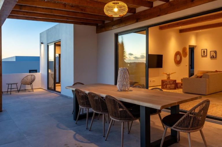 Terraza comedor exterior con mesa de madera y sillas en Luxury Villa de 8 personas con Piscina Privada