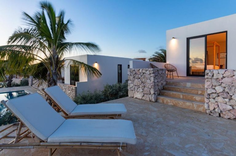 Terraza con tumbonas y piscina privada de la Luxury Villa para 8 personas al atardecer