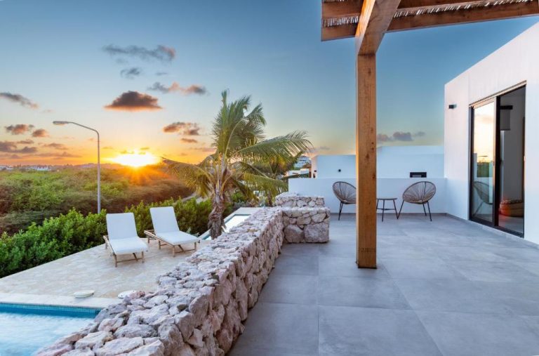 Terraza con piscina privada y tumbonas de la Luxury Villa para 8 personas con vistas al atardecer