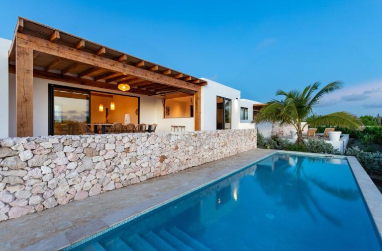 Piscina privada exterior con muro de piedra y terraza cubierta de madera en Luxury Villa para 8 personas