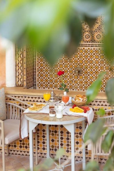 Desayuno marroquí tradicional en terraza con azulejos de Les Jardins de la Koutoubia en Marrakech