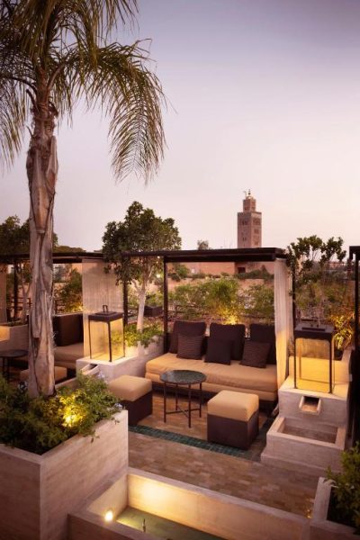 Terraza lounge al atardecer con vistas a la mezquita Koutoubia en Les Jardins de la Koutoubia Marrakech