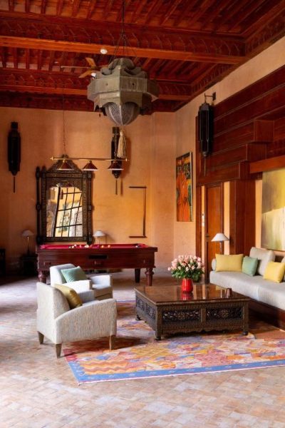 Lujoso salón con mesa de billar y decoración árabe en Les Jardins de la Koutoubia, Marrakech