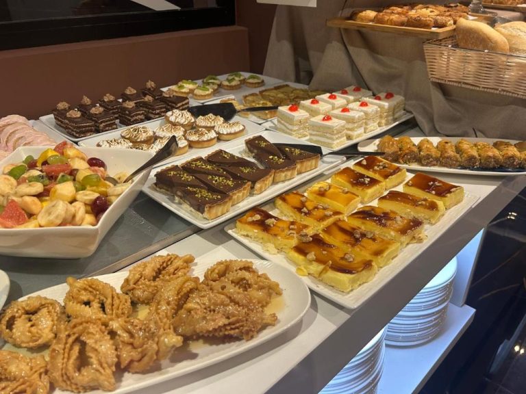 Variado buffet de postres y dulces del Hotel BH San Francisco Alicante con pasteles, baklava y frutas