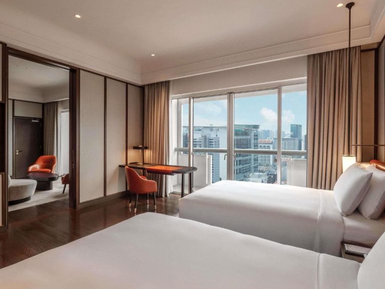 Habitación twin de lujo con vistas panorámicas a la ciudad en el Fairmont Singapore