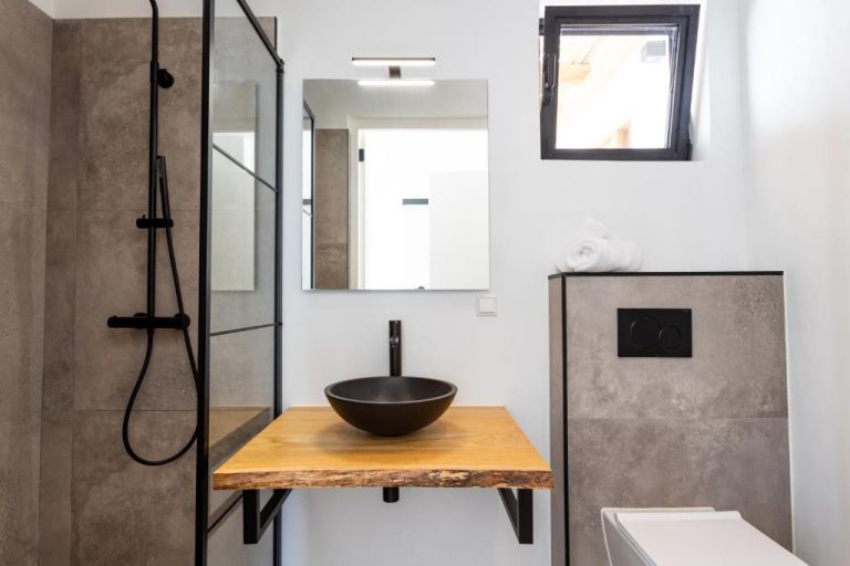 Baño moderno con lavabo negro sobre encimera de madera y ducha en Villa de lujo para 8 personas