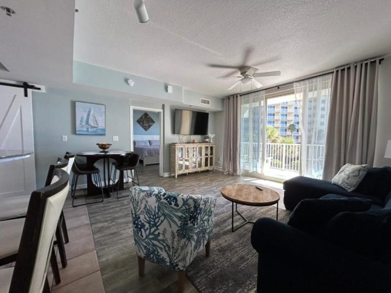 Salón luminoso con sofás, mesa de café y balcón con vistas al exterior en Shores of Panama 315