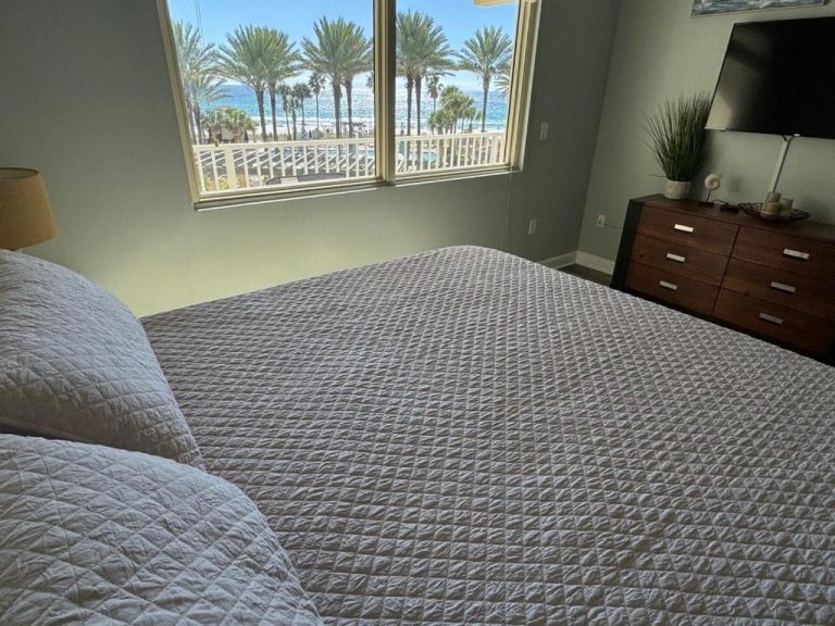 Habitación con cama doble y vista panorámica a la playa y palmeras en Shores of Panama 315