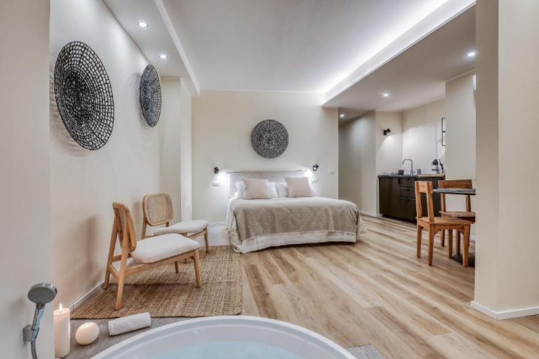 Suite de lujo con jacuzzi, cama doble y cocina integrada en WelcHome Wellness Suites