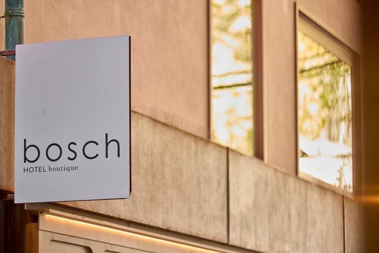 Cartel exterior del Hotel Bosch Boutique con diseño minimalista en la fachada del edificio