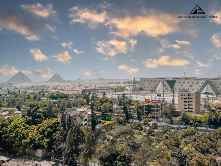 Vista panorámica del Grand Museum & Pyramids View Inn con las Pirámides de Giza y el Gran Museo Egipcio al fondo