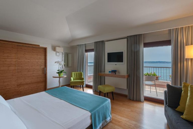 Habitación doble con cama king, balcón y vistas al mar en el Hotel Eden