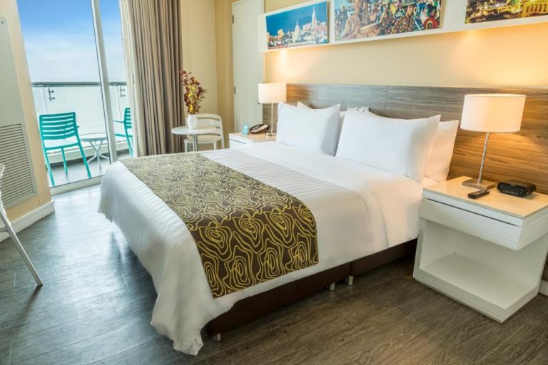 Habitación doble con cama king y balcón con vista al mar en el Hotel GHL Corales de Indias