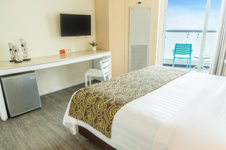 Habitación doble con cama king, balcón y vista al mar en el Hotel GHL Corales de Indias