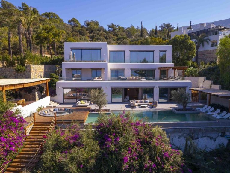 Villa de lujo con piscina privada y jardín en Rixos Premium Bodrum con vistas al mediterráneo
