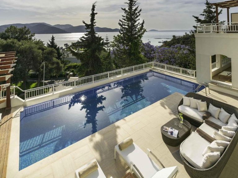 Piscina privada con terraza y vistas al mar en el Rixos Premium Bodrum, Turquía