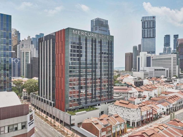 Vista aérea de la fachada exterior del Mercure ICON Singapore City Centre rodeado del skyline urbano