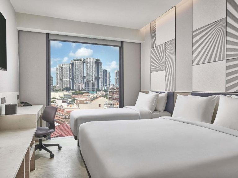 Habitación doble con dos camas y vistas al skyline urbano en Mercure ICON Singapore City Centre