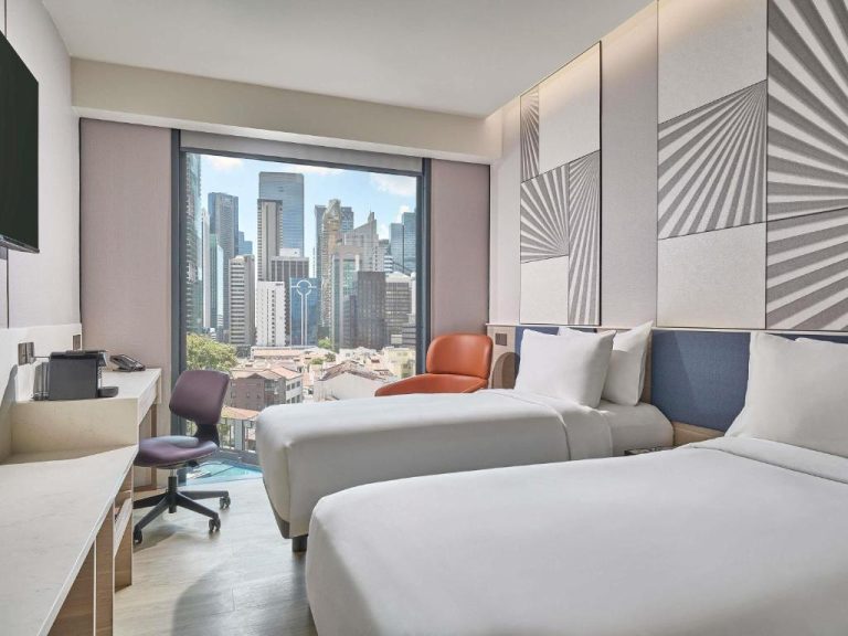 Habitación doble con dos camas y vistas al skyline de Singapur en Mercure ICON Singapore City Centre