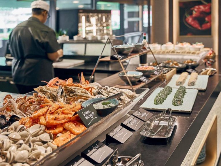 Buffet de mariscos y sushi del Mercure ICON Singapore City Centre con gambas, cangrejos y rolls japoneses